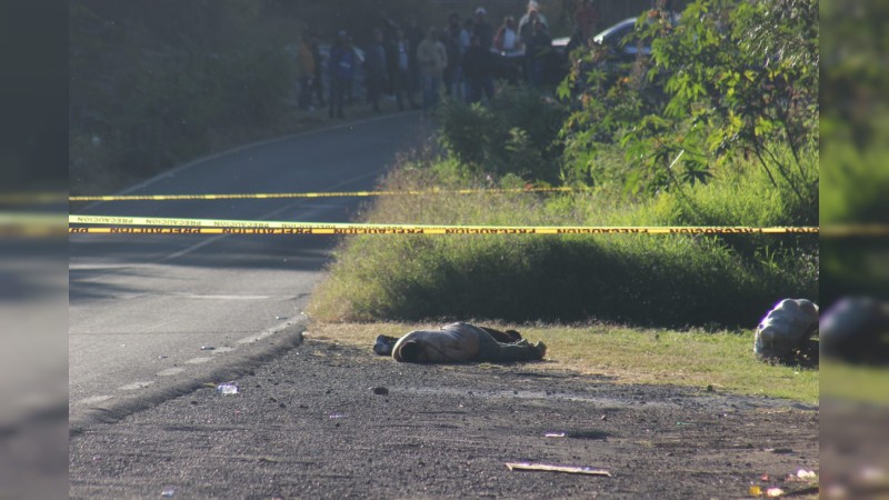 Tiran cadáver de un hombre a la orilla de carretera, en Uruapan 