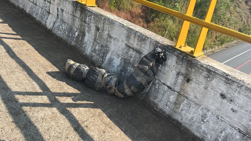 Chistositos abandonan bulto de zacate colgado, en puente y moviliza a policías 