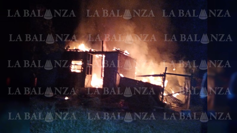 Fuerte incendio consume una casa, en Morelia; hay 3 niños intoxicados 
