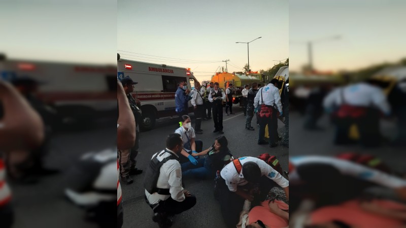 Siete heridos, saldo de volcadura de unidad de transporte público, en Morelia 