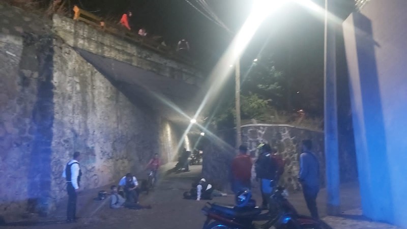 Motociclistas caen desde un puente, en el Libramiento de Morelia 