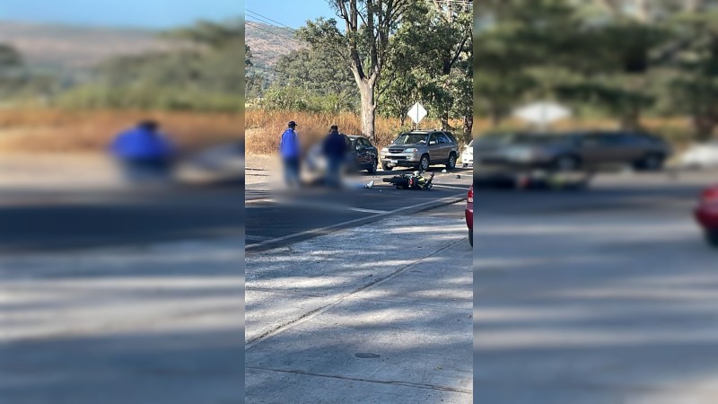 Motociclistas se estrellan contra camión, en Mil Cumbres 