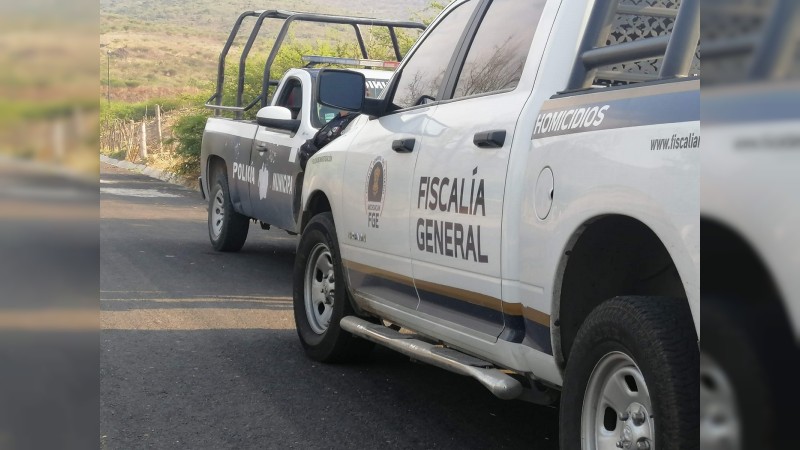 Tiran 2 cadáveres con narcomensaje, en carretera de Zitácuaro 