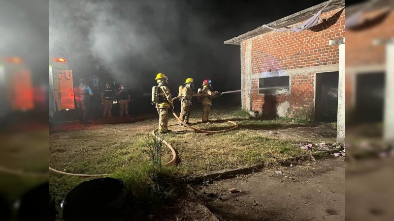 Arde bodega de azufre, en Turicato; bomberos lo controlan 