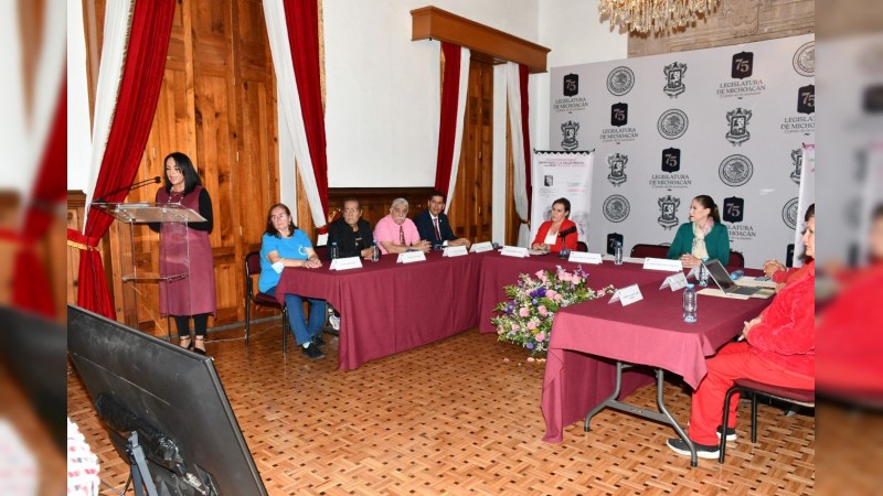 Organiza Guadalupe Díaz conversatorio dirigido a personas adultas mayores