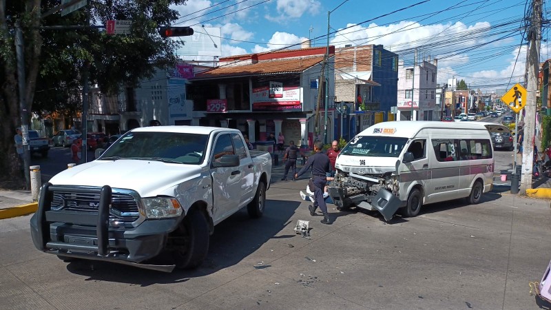 Choque de camionetas deja 5 heridos, en Morelia 