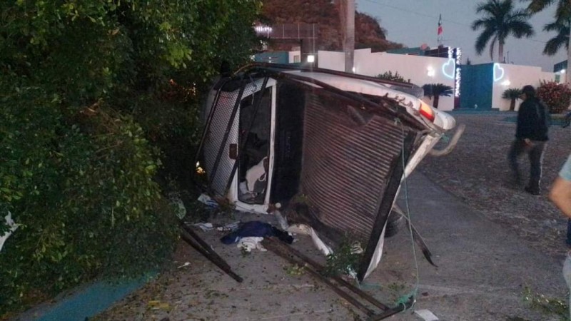 Seis heridos deja choque frontal entre automotores, en Apatzingán