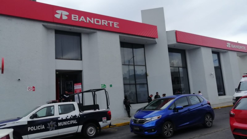 Empistolados atracan banco y para darse a la fuga roban taxi, en Morelia 