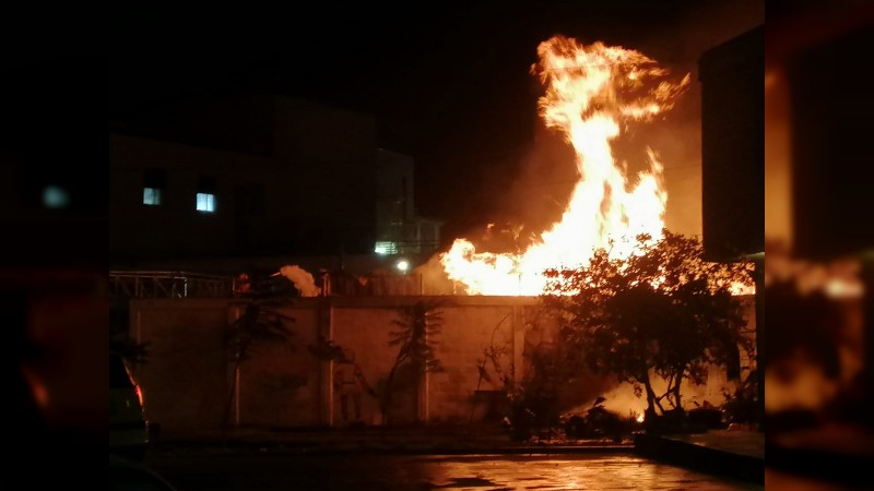 Incendio de pastizal amenaza con alcanzar viviendas, en Morelia 