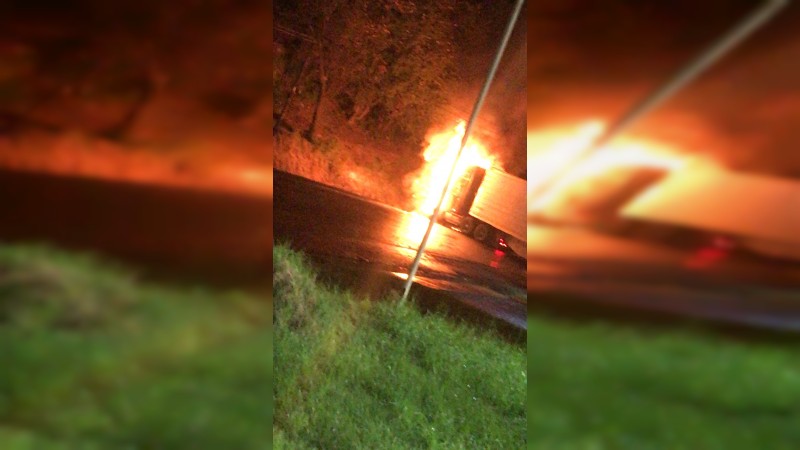 Arde Uruapan: delincuentes incendian tráileres  
