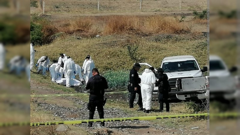 Encuentran 5 cuerpos en fosa clandestina, en Uruapan