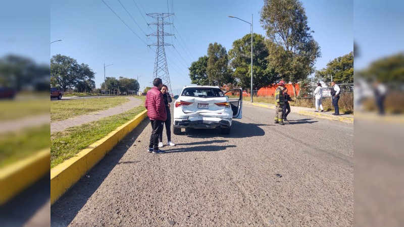Choque- volcadura deja 2 heridos, en Morelia  