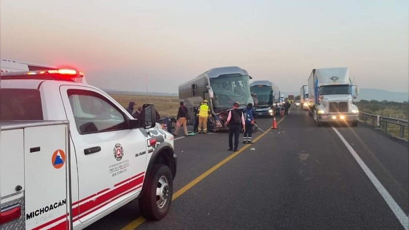 Chocan autobús de pasajeros y torton, en la Pátzcuaro-Cuitzeo; hay un fallecido