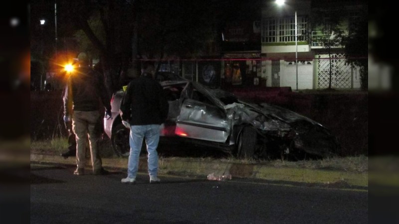 Muere hombre tras volcar su auto, en Morelia 