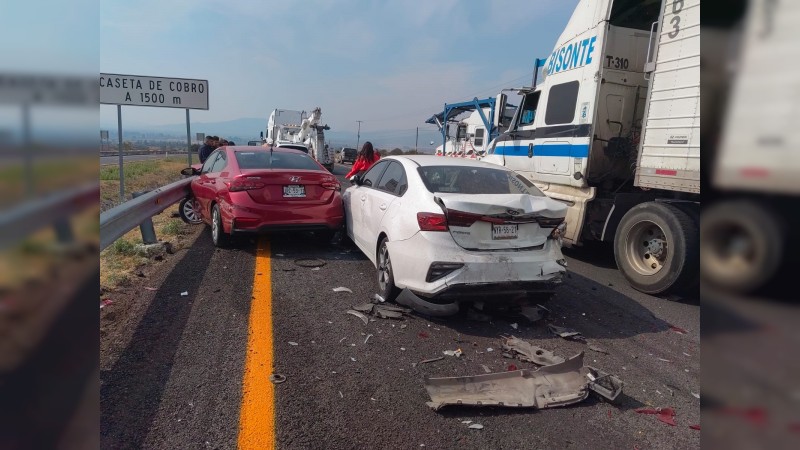 Cinco heridos deja carambola, en la autopista de Occidente  