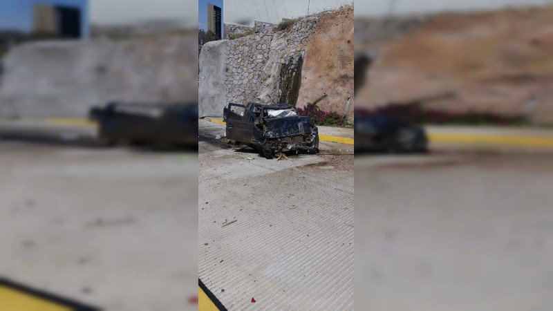Muere hombre, tras chocar su auto contra muro de contención, en Morelia  