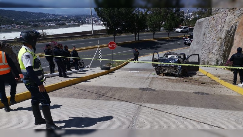 Muere hombre, tras chocar su auto contra muro de contención, en Morelia  