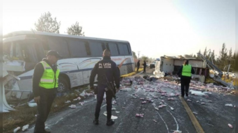 Chocan autobús y camión, en la carretera Zamora-Carapan 