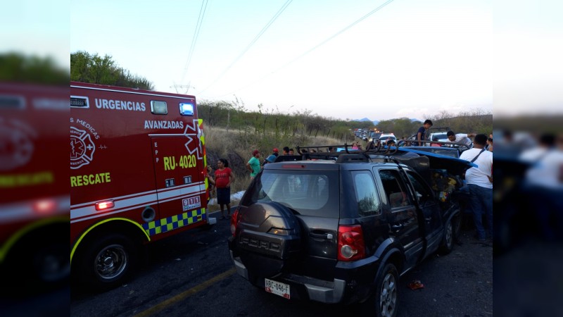 Un muerto y 10 lesionados deja choque en carretera Arteaga-Nueva Italia
