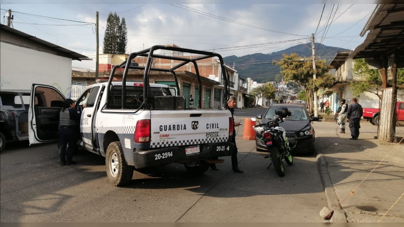 Delincuentes detonan armas y despojan a familia de auto, en Uruapan 