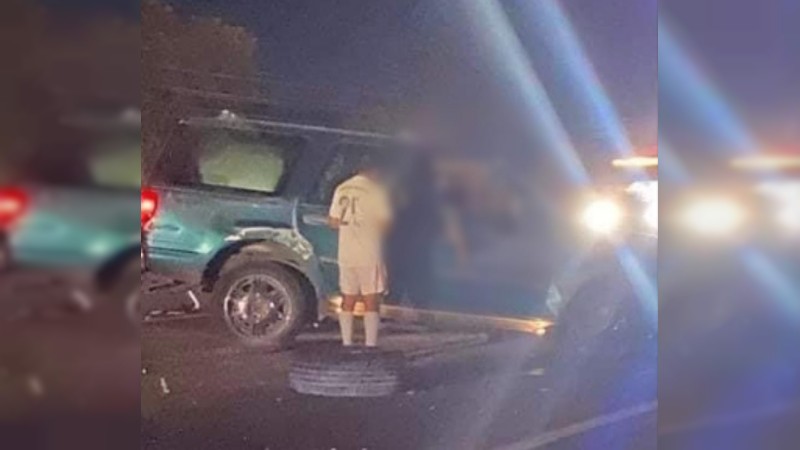 Volcadura de camioneta deja 1 muerto, en Parácuaro