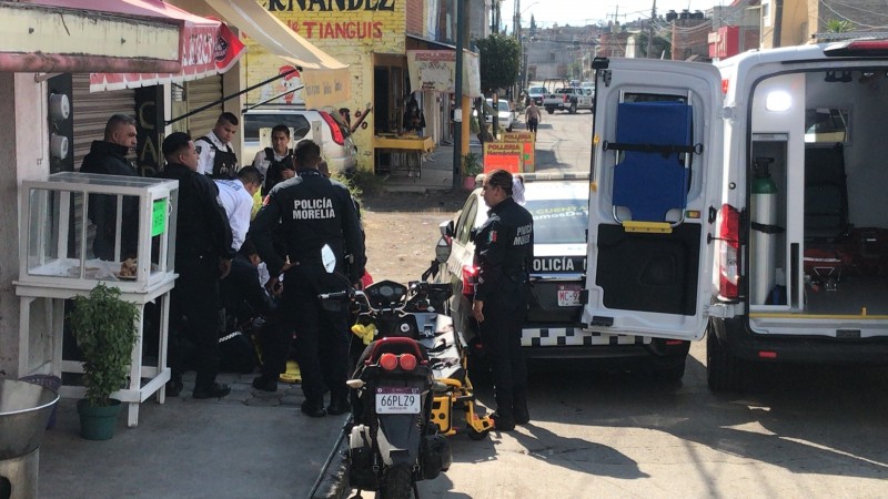 Policías de Morelia chocan patrulla contra poste, en Morelia 
