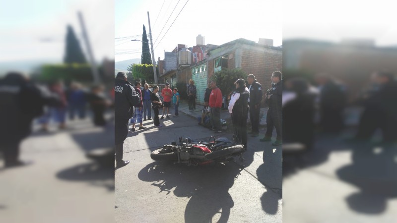 Un herido, tras choque entre motocicleta y auto, en Morelia 