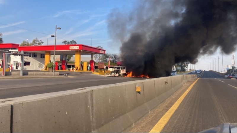 Choca camión contra muro y se incendia, en Morelia 