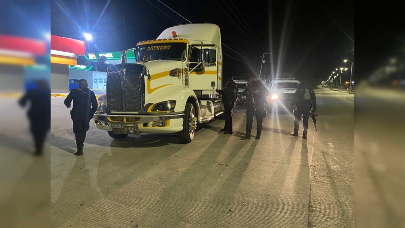 Policías recuperan camión con reporte de robo del Estado de México, en Zitácuaro