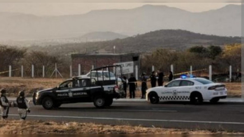 Tiran cadáver a 100 metros de la carretera Morelia-Salamanca