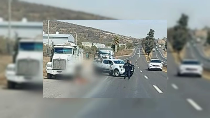 Camión arrolla y mata a hombre, que cambiaba llanta, en Tarímbaro 