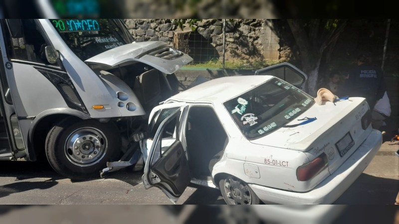 Choque en Uruapan deja 5 lesionados y daños materiales