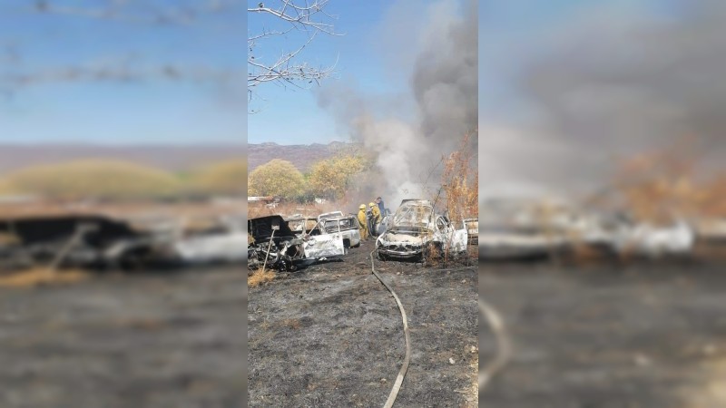 Incendio en corralón de Apatzingan consume varios vehículos