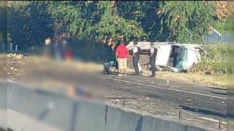 Dos muertos y 3 heridos, saldo de volcadura, en Parácuaro 
