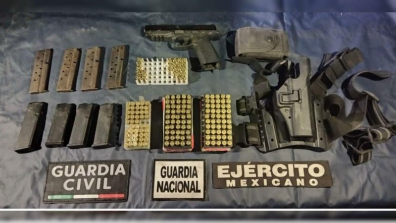 Parácuaro: policías revientan palenque y hallan narcolaboratorio y armas 