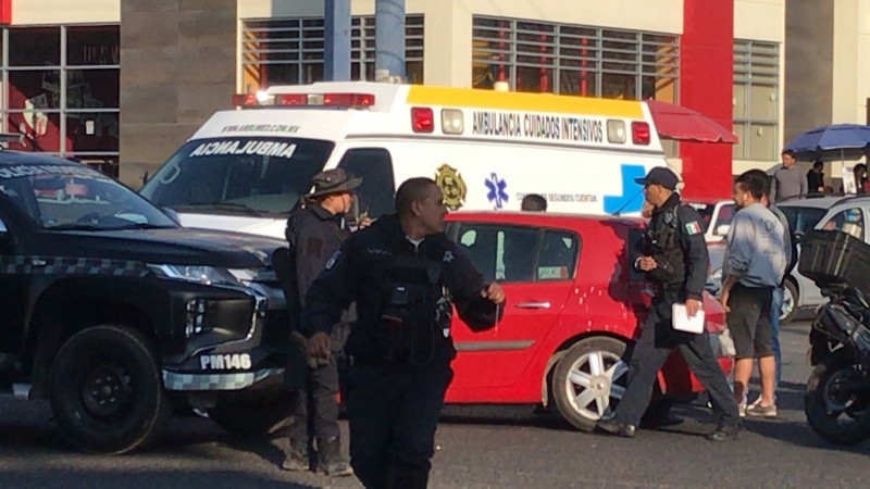Chocan auto y ambulancia, en Morelia  