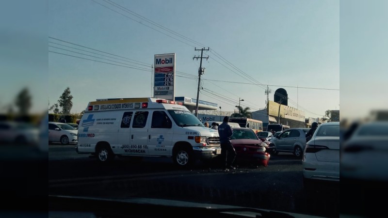 Chocan auto y ambulancia, en Morelia  