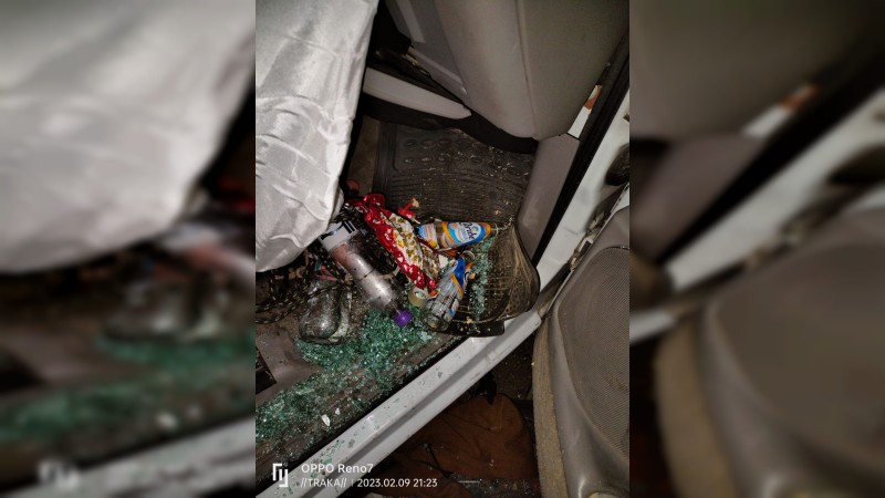 Camioneta se estrella contra muro de contención, en Zitácuaro  