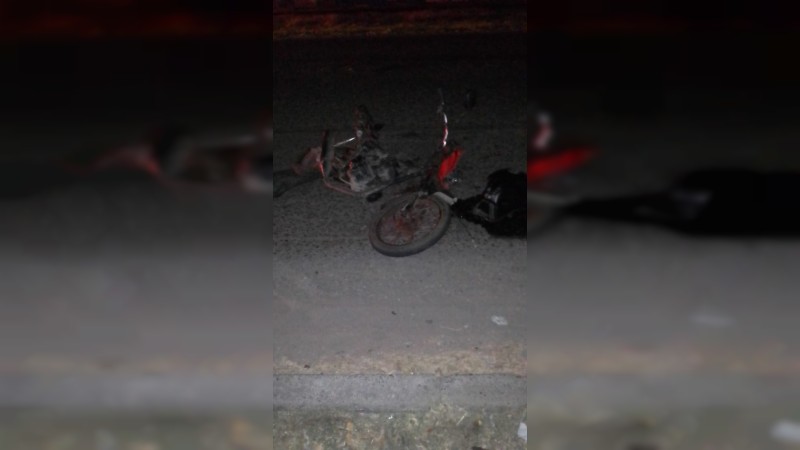 Muere motociclista, tras choque con auto, en LC 