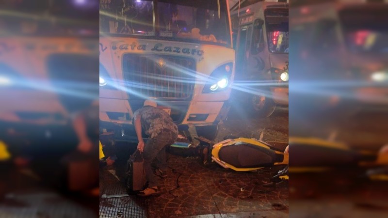 Camión de pasajeros arrolla y mata a una motociclista, en Uruapan 