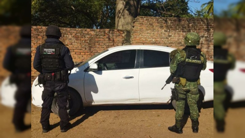 Parácuaro: policías y militares aseguran auto y armamento 