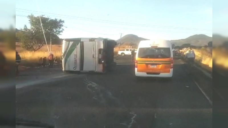 Vuelca autobús de pasajeros, en carretera de Zamora 