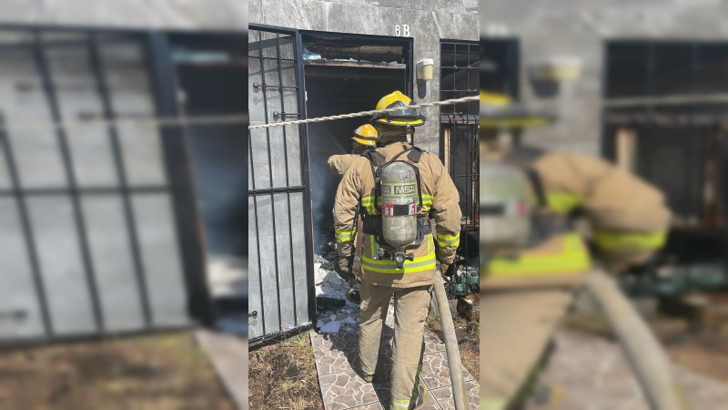 Se incendia casa, en Tarímbaro; bomberos rescatan a hombre 