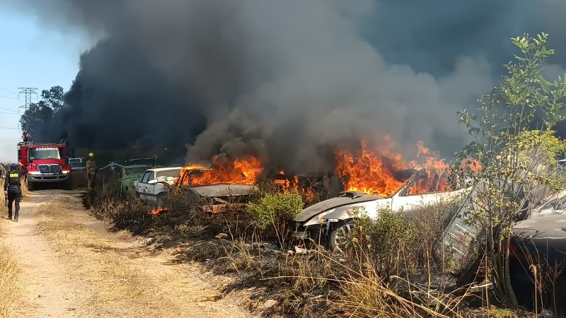 Decenas de autos calcinados, tras incendio en corralón 