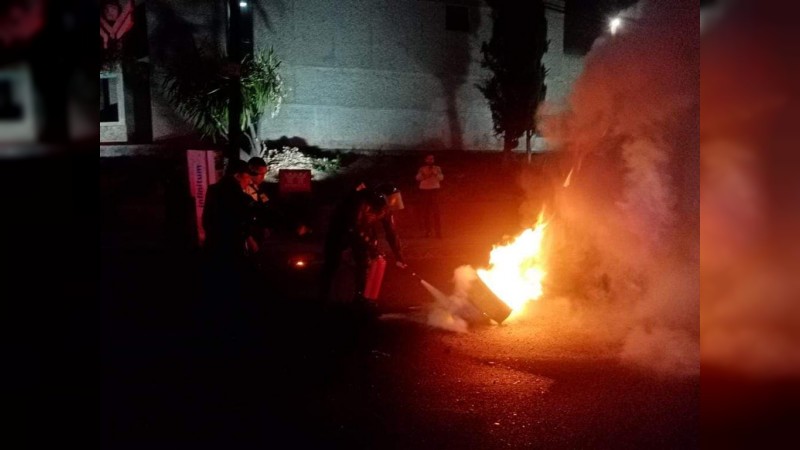Normalistas agreden con bombas molotov a policías de Morelia