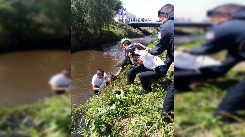 Cayó al río, Policía Morelia lo salva de morir ahogado