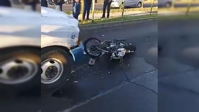 Perece motociclista tras ser arrollado por camioneta, en Uruapan 