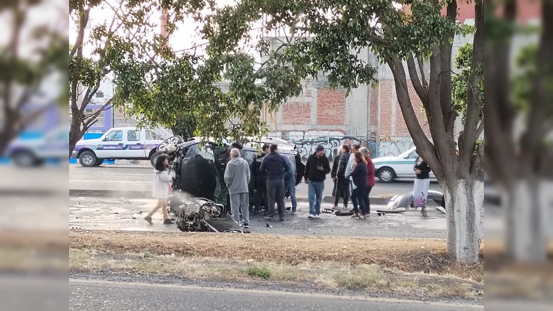 Dos heridos, saldo de volcadura de auto, en Morelia 