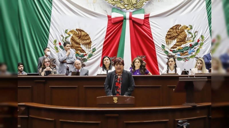 Recibe Fermina Arellano condecoración La Mujer Michoacana 2023