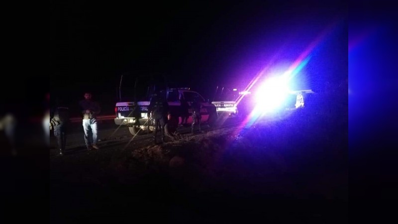 Muere mujer en volcadura en Villa Jiménez; su marido e hijas resultan heridos 
